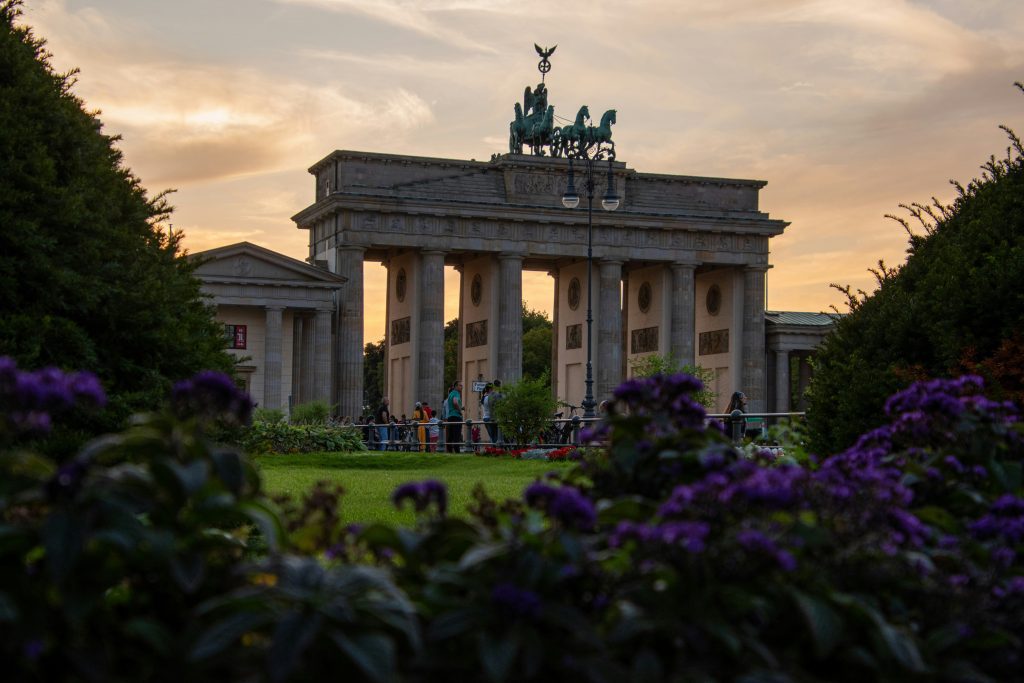 The photo shows the Brandenburg gate in the evening. The Brandenburg gate can be visited for free.
