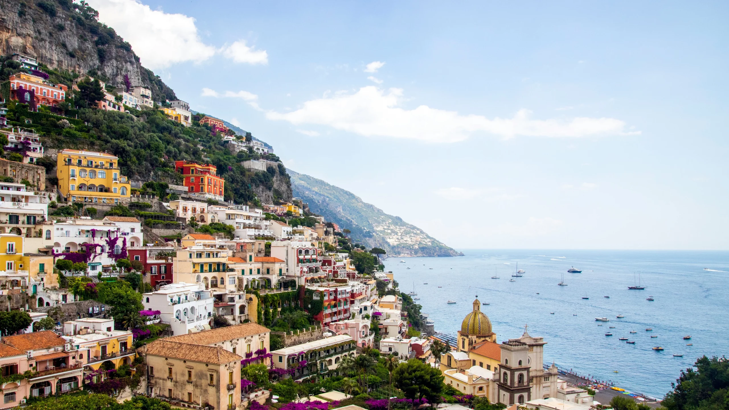 Coulourful houses on steep cliffs overlooking the ocean